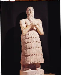 Estatua de Itur-Shamagen, Rey de Mari, en oración, de Mari, Medio Éufrates, 2800-2300 a.C.